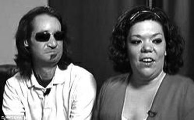 達(dá)拉斯(左)和潔米準(zhǔn)備明年3月30日正式結(jié)婚